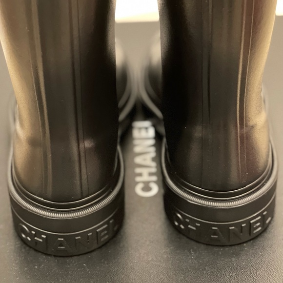 BRAND NEW IN A BOX CHANEL RAIN BOOTS. SOLD OUT EVERYWHERE IN THE US AND EUROPE. - Picture 4 of 7